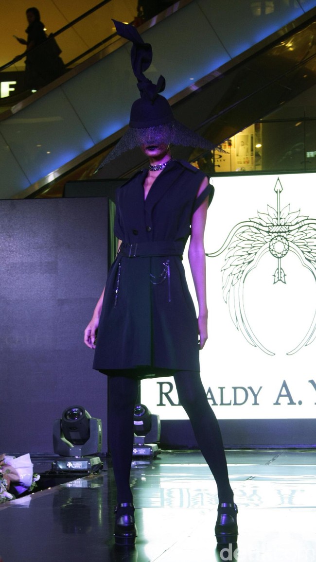 Fashion Show Kolaborasi Karya Caren Delano & Rinaldy A. Yunardi, di Atrium Grand Indonesia. Jakarta. [Foto: Mohammad Abduh/Wolipop]