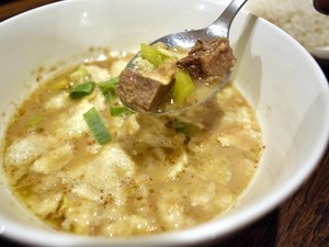 Saudagar Kopi: Hangat Berempah Soto Betawi Lengkap dengan Pisang Keju dan Caramel Macchiato