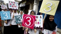 Warga dengan membawa poster nomor 3 menyambut Sandiaga.