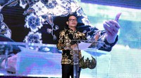Menteri Ketenagakerjaan (Menaker) M Hanif Dhakiri mengajak seluruh peserta Rembuk Nasional Ketenagakerjaan Tahun 2016 untuk membangun sistem ketenagakerjaan yang kondusif.