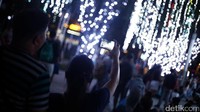 Foto: Diakhir tahun dalam rangka menyambut Natal, Makati tengah bersolek untuk menyambut kegembiraan Natal dengan Festival of Light di Ayala Triangle Gardens (Rachman Haryanto/detikTravel)