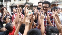 Sejumlah anak menyambut Djarot dengan suka cita.