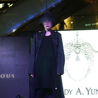 Fashion Show Kolaborasi Karya Caren Delano & Rinaldy A. Yunardi, di Atrium Grand Indonesia. Jakarta. [Foto: Mohammad Abduh/Wolipop]