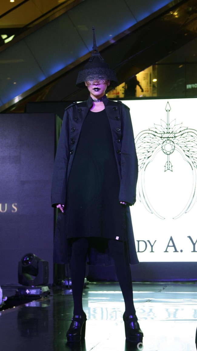 Fashion Show Kolaborasi Karya Caren Delano & Rinaldy A. Yunardi, di Atrium Grand Indonesia. Jakarta. [Foto: Mohammad Abduh/Wolipop]