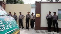 Aksi ini mendapat penjagaan dari aparat kepolisian.