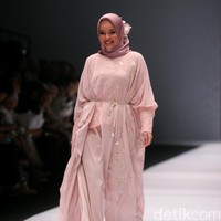 Koleksi Ria Miranda yang mengangkat tema Foresta di Jakarta Fashion Week 2017. Senayan City. Jakarta. [Foto: Mohammad Abduh/Wolipop]