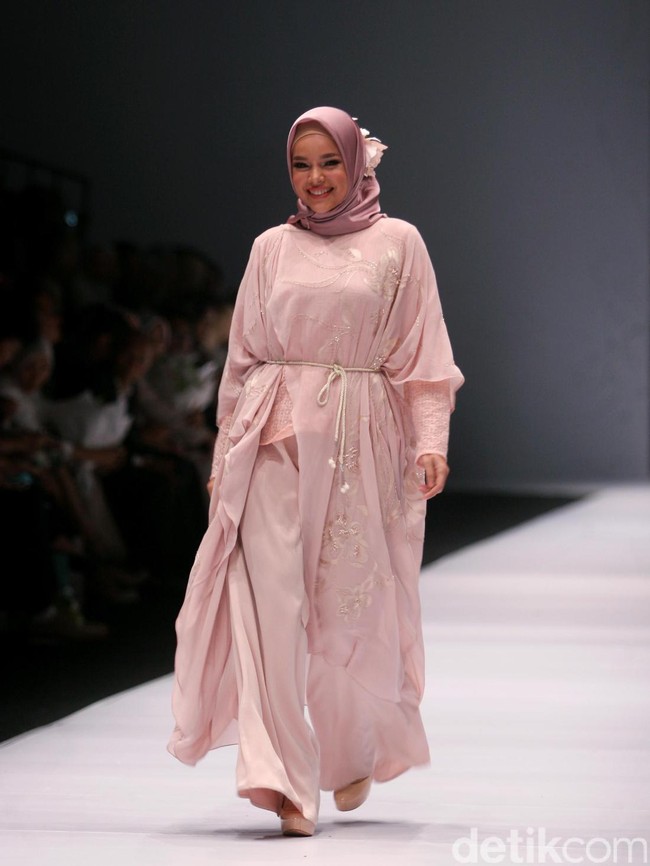 Koleksi Ria Miranda yang mengangkat tema Foresta di Jakarta Fashion Week 2017. Senayan City. Jakarta. [Foto: Mohammad Abduh/Wolipop]
