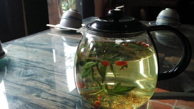 Sajian teh yang terbuat dari daun-daunan dan buah beri (Wahyu/detikTravel)