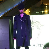 Fashion Show Kolaborasi Karya Caren Delano & Rinaldy A. Yunardi, di Atrium Grand Indonesia. Jakarta. [Foto: Mohammad Abduh/Wolipop]