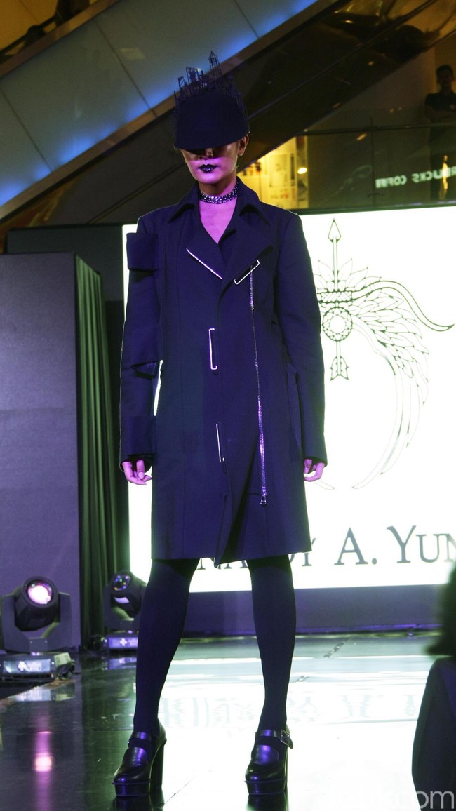 Fashion Show Kolaborasi Karya Caren Delano & Rinaldy A. Yunardi, di Atrium Grand Indonesia. Jakarta. [Foto: Mohammad Abduh/Wolipop]