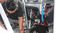 Konsepnya sih sebenarnya dari 3 regulasi itu dimasukin ke satu mobil, jadi untuk road race, rally aspal, sama tanah. Kalau tanah tuh sprint aja kali ya, ujar salah satu pemilik DSS Garage, Dana Karya, kepada detikOto, di Ciputat, Tangerang.