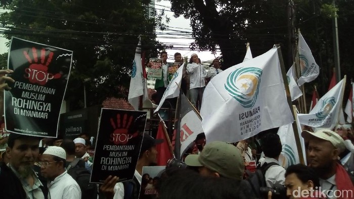 Aksi Solidaritas Rohingya, Massa Berdatangan ke Depan Kedubes Myanmar