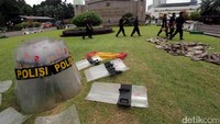 Perlengkapan polisi seperti tameng juga sudah disiapkan.