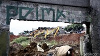 Empat ekskavator terparkir di lokasi proyek pembangunan waduk.