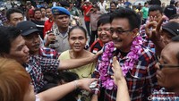 Tiba di lokasi acara, Djarot langsung disambut dan dikalungkan bunga oleh warga.