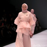 Koleksi Ria Miranda yang mengangkat tema Foresta di Jakarta Fashion Week 2017. Senayan City. Jakarta. [Foto: Mohammad Abduh/Wolipop]