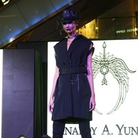 Fashion Show Kolaborasi Karya Caren Delano & Rinaldy A. Yunardi, di Atrium Grand Indonesia. Jakarta. [Foto: Mohammad Abduh/Wolipop]