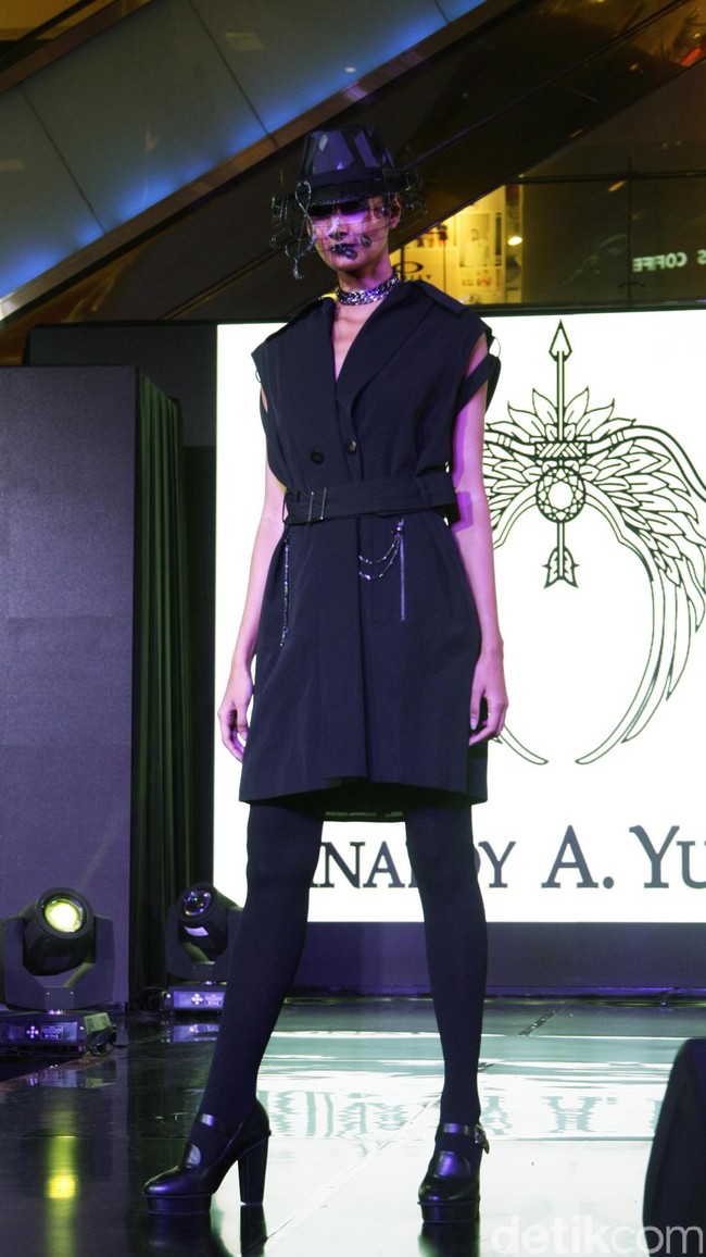 Fashion Show Kolaborasi Karya Caren Delano & Rinaldy A. Yunardi, di Atrium Grand Indonesia. Jakarta. [Foto: Mohammad Abduh/Wolipop]