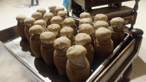 Deretan kebab di dalam pot yang siap untuk disantap (Rois/detikTravel)