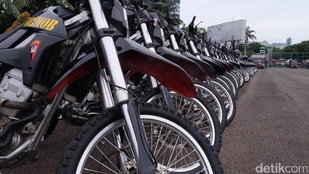 Pemeriksaan kendaraan yang masuk ke Gedung DPR.