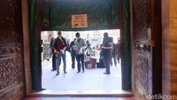 Tidak sembarangan orang bisa masuk ke Masjid Biru. Pengunjung harus mematuhi peraturan. Bagi wanita yang tidak mengenakan kerudung atau hijab, terlebih dahulu mengenakan hijab sebelum masuk ke masjid. Semua pengunjung juga harus melepaskan alas kaki (Rois/detikTravel)