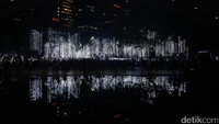 Foto: Lampu tersebut terus berjalan Selama beberapa menit berkedip dan berubah warna mengikuti sesuai ketukan musik yang semakin membawa semangat Natal semakin hidup (Rachman Haryanto/detikTravel)