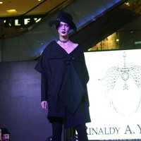 Fashion Show Kolaborasi Karya Caren Delano & Rinaldy A. Yunardi, di Atrium Grand Indonesia. Jakarta. [Foto: Mohammad Abduh/Wolipop]