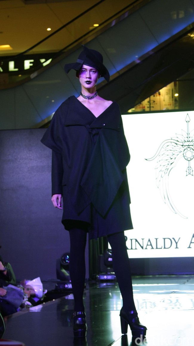 Fashion Show Kolaborasi Karya Caren Delano & Rinaldy A. Yunardi, di Atrium Grand Indonesia. Jakarta. [Foto: Mohammad Abduh/Wolipop]