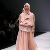 Koleksi Ria Miranda yang mengangkat tema Foresta di Jakarta Fashion Week 2017. Senayan City. Jakarta. [Foto: Mohammad Abduh/Wolipop]