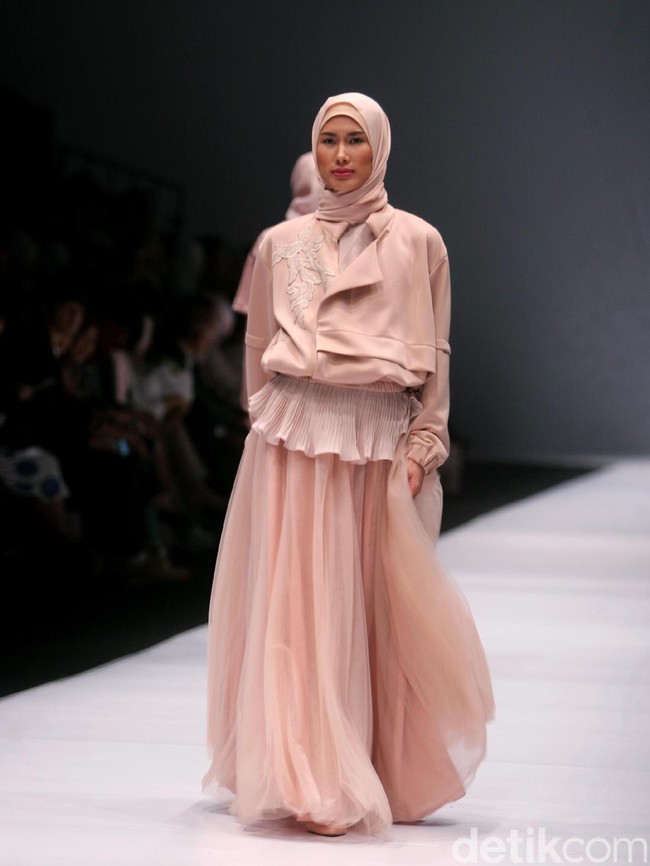 Koleksi Ria Miranda yang mengangkat tema Foresta di Jakarta Fashion Week 2017. Senayan City. Jakarta. [Foto: Mohammad Abduh/Wolipop]