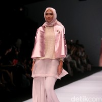 Koleksi Ria Miranda yang mengangkat tema Foresta di Jakarta Fashion Week 2017. Senayan City. Jakarta. [Foto: Mohammad Abduh/Wolipop]