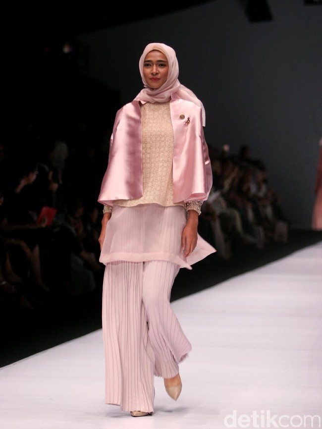 Koleksi Ria Miranda yang mengangkat tema Foresta di Jakarta Fashion Week 2017. Senayan City. Jakarta. [Foto: Mohammad Abduh/Wolipop]