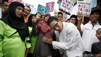 Saat tiba, Sandiaga bertemu salah satu warga ibu yang tengah hamil dan ia pun diminta mengelus perutnya.