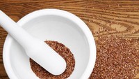 Kalau ini biji rami atau flax seed yang juga bisa dimanfaatkan sebagai pelumas seks. Caranya rebus 2,5 sdm flax seed dalam 480 ml air. Masak dengan api kecil sampai air berkurang setengahnya. Tiriskan, lalu dinginkan airnya. Pelumas ini bisa langsung dipakai. Foto: GettyImages