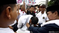 Sandiaga dikalungi sirban oleh tokoh agama setempat.