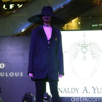 Fashion Show Kolaborasi Karya Caren Delano & Rinaldy A. Yunardi, di Atrium Grand Indonesia. Jakarta. [Foto: Mohammad Abduh/Wolipop]