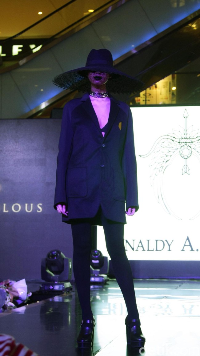 Fashion Show Kolaborasi Karya Caren Delano & Rinaldy A. Yunardi, di Atrium Grand Indonesia. Jakarta. [Foto: Mohammad Abduh/Wolipop]