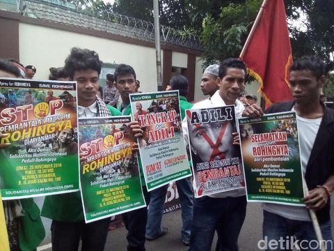  Aksi solidaritas mahasiswa di depan Kedubes Myanmar di Jakarta, Jumat (25/11/2016)