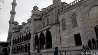 Masjid ini adalah Masjid Sultan Ahmed yang dibangun antara Tahun 1609. Masjid ini berada di kota tua Istanbul, yang lokasinya dekat dengan situs Hagia Sophia (Rois/detikTravel)