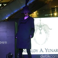 Fashion Show Kolaborasi Karya Caren Delano & Rinaldy A. Yunardi, di Atrium Grand Indonesia. Jakarta. [Foto: Mohammad Abduh/Wolipop]