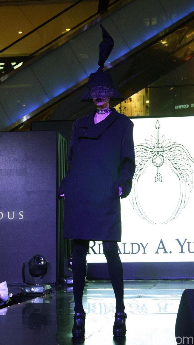 Fashion Show Kolaborasi Karya Caren Delano & Rinaldy A. Yunardi, di Atrium Grand Indonesia. Jakarta. [Foto: Mohammad Abduh/Wolipop]