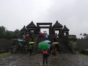 Walau Hujan, dTraveler Tetap Semangat Kunjungi Candi Ratu Boko