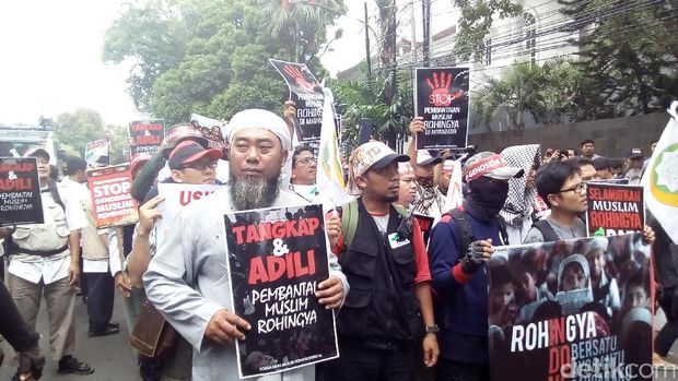  Aksi solidaritas atas kekerasan terhadap etnis Rohingya di depan kantor Kedubes Myanmar di Jakarta, Jumat (25/11/2016)