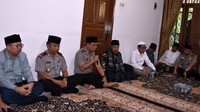 Wakapolri Komjen Syafruddin mengunjungi ulama di Pondok Pesantren Cirebon, Jumat (25/11). Pool/dok. Humas Polri.