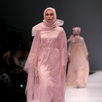 Koleksi Ria Miranda yang mengangkat tema Foresta di Jakarta Fashion Week 2017. Senayan City. Jakarta. [Foto: Mohammad Abduh/Wolipop]