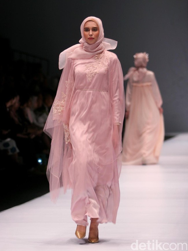 Koleksi Ria Miranda yang mengangkat tema Foresta di Jakarta Fashion Week 2017. Senayan City. Jakarta. [Foto: Mohammad Abduh/Wolipop]