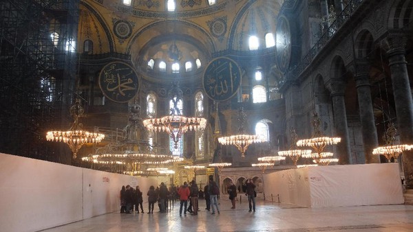 Saat Simbol Agama Islam & Kristen Berdampingan di Hagia Sophia - Foto 5