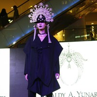 Fashion Show Kolaborasi Karya Caren Delano & Rinaldy A. Yunardi, di Atrium Grand Indonesia. Jakarta. [Foto: Mohammad Abduh/Wolipop]