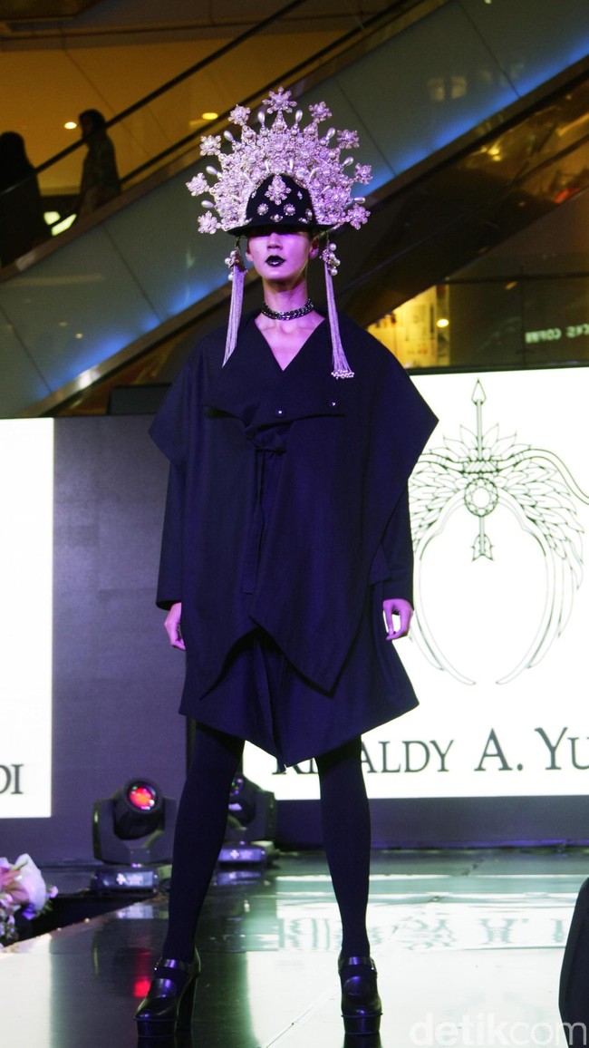 Fashion Show Kolaborasi Karya Caren Delano & Rinaldy A. Yunardi, di Atrium Grand Indonesia. Jakarta. [Foto: Mohammad Abduh/Wolipop]