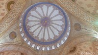 Masuk ke dalam, traveler akan dibuat kagum oleh langit-langit masjid yang dihiasi oleh motif dan kaligrafi indah. Warna biru juga tampak mendominasi (Rois/detikTravel)